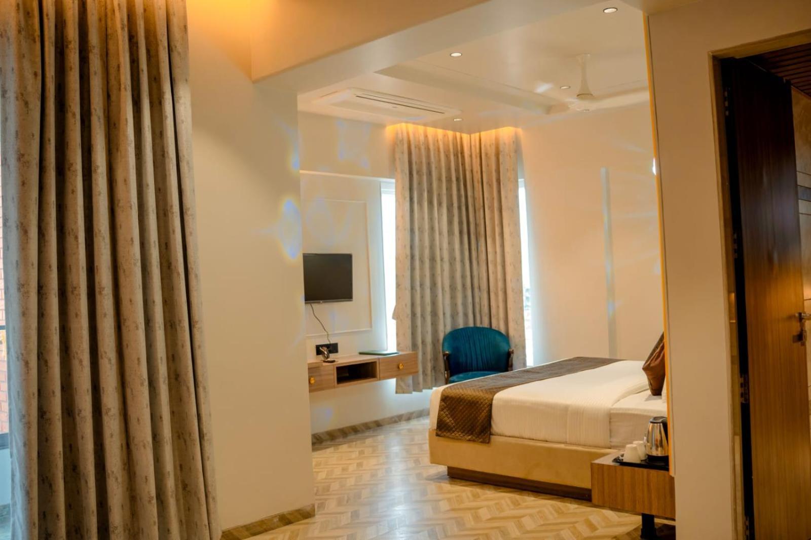 Narayani Executive Hotel Tuljapur Eksteriør billede