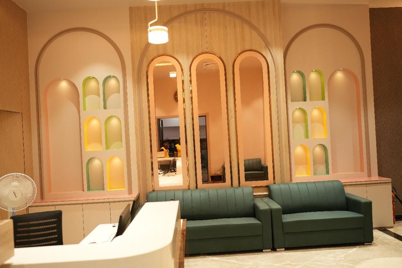Narayani Executive Hotel Tuljapur Eksteriør billede